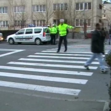Baia Mare: O mamă care traversa strada regulamentar alături de copilul ei au fost spulberaţi pe trecerea de pietoni Baia Mare: O mamă care traversa strada regulamentar alături de copilul ei au fost spulberaţi pe trecerea de pietoni