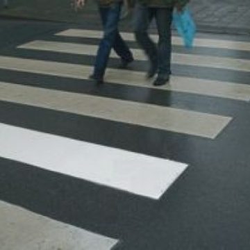 Baia Mare:Copil accidentat în timp ce traversa strada cu bicicleta, pe trecerea de pietoni