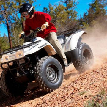 Accidentat de un ATV condus de o persoana necunoscuta în spatele unui bar din Coştiui