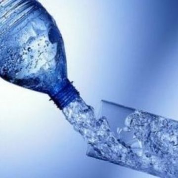 Apă minerală ţâşneşte de la o sondă amplasată în zona localităţii Sarasău