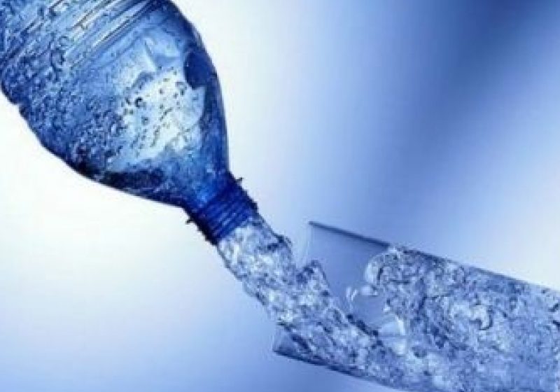 Apă minerală ţâşneşte de la o sondă amplasată în zona localităţii Sarasău
