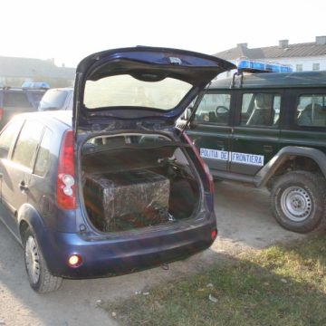 SIGHET: Poliţiştii de frontieră au reuşit blocarea a două maşini pline cu ţigări de contrabandă pe o stradă din Sighet