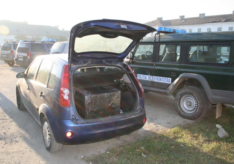 SIGHET: Poliţiştii de frontieră au reuşit blocarea a două maşini pline cu ţigări de contrabandă pe o stradă din Sighet SIGHET: Poliţiştii de frontieră au reuşit blocarea a două maşini pline cu ţigări de contrabandă pe o stradă din Sighet