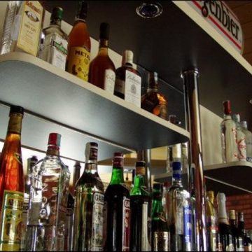 Baia Mare: Scandal la un bar din str. Vasile Alecsandri. Barmană insultată de clienţi Baia Mare: Scandal la un bar din str. Vasile Alecsandri. Barmană insultată de clienţi