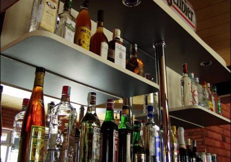 Baia Mare: Scandal la un bar din str. Vasile Alecsandri. Barmană insultată de clienţi Baia Mare: Scandal la un bar din str. Vasile Alecsandri. Barmană insultată de clienţi