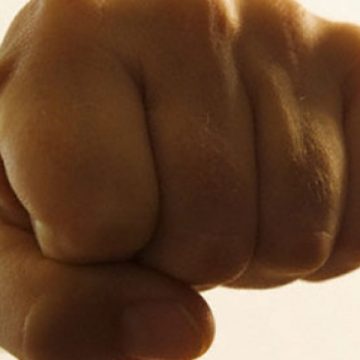 Bătaie cu pumnii şi picioarele într-un local public din Vişeu de Sus Bătaie cu pumnii şi picioarele într-un local public din Vişeu de Sus