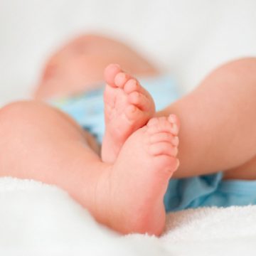 O româncă reclamă că autorităţile olandeze i-au confiscat bebeluşul nou-născut