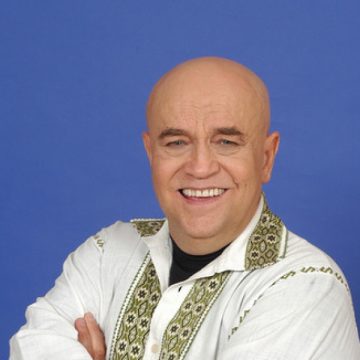 Benone Sinulescu, sărbătorit pe scena Sălii Palatului la aniversarea a 55 de ani de activitate artistică Benone Sinulescu, sărbătorit pe scena Sălii Palatului la aniversarea a 55 de ani de activitate artistică