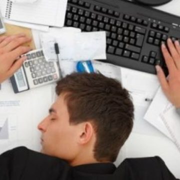 Care este cauza oboselii cronice? Ce este insomnia electronică şi cum poate fi combătută?