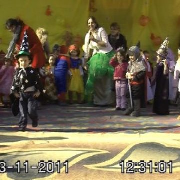 Sighet: Sute de părinţi şi bunici au sărbătorit alături de cei mici "Bucuriile Toamnei", la Grădiniţa Nr. 9 din Sighet