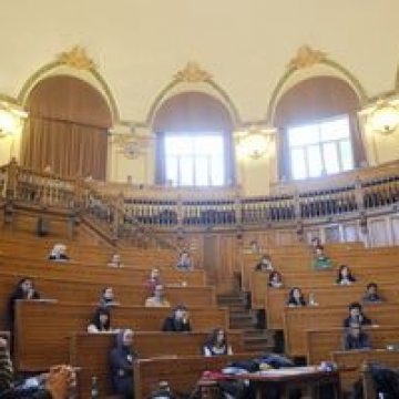Rezidenţiatul se desfăşoară descentralizat în şase centre universitare Rezidenţiatul se desfăşoară descentralizat în şase centre universitare