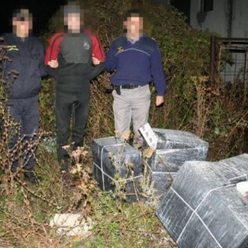 Contrabandişti costumaţi în scafandri depistaţi pe malul râului Tisa Contrabandişti costumaţi în scafandri depistaţi pe malul râului Tisa