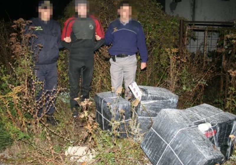 Contrabandişti costumaţi în scafandri depistaţi pe malul râului Tisa Contrabandişti costumaţi în scafandri depistaţi pe malul râului Tisa