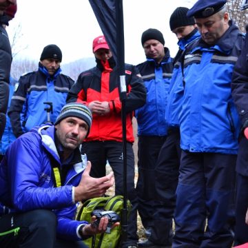 Baia Mare: Jandarmii salvamontişti au participat la cursuri de perfecţionare pentru salvarea persoanelor surprinse de avalanşă Baia Mare: Jandarmii salvamontişti au participat la cursuri de perfecţionare pentru salvarea persoanelor surprinse de avalanşă