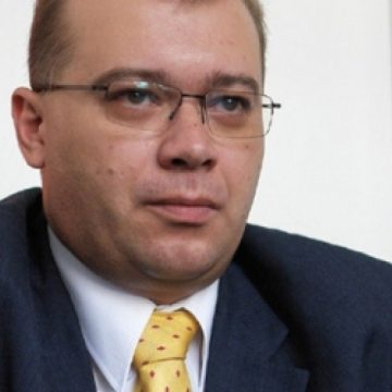 Populism, complicități și regresul democratic