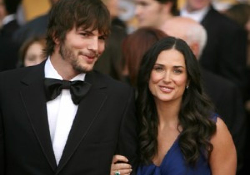 Demi Moore divorţează de Ashton Kutcher Demi Moore divorţează de Ashton Kutcher