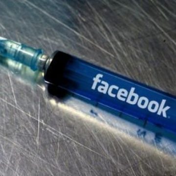 Sighet: Dependenţi de Facebook
