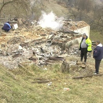 Trupul carbonizat al unei femei din Rona de Sus a fost gasit de localnici in propria locuinta Trupul carbonizat al unei femei din Rona de Sus a fost gasit de localnici in propria locuinta