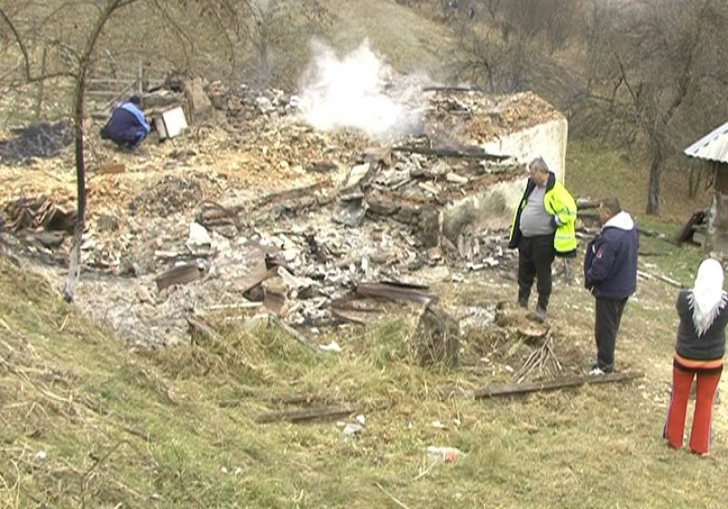 Trupul carbonizat al unei femei din Rona de Sus a fost gasit de localnici in propria locuinta Trupul carbonizat al unei femei din Rona de Sus a fost gasit de localnici in propria locuinta