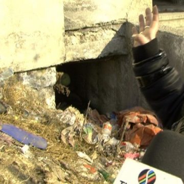 SIGHET: Multe blocuri din Sighetu Marmaţiei au devenit adevărate depozite de gunoaie