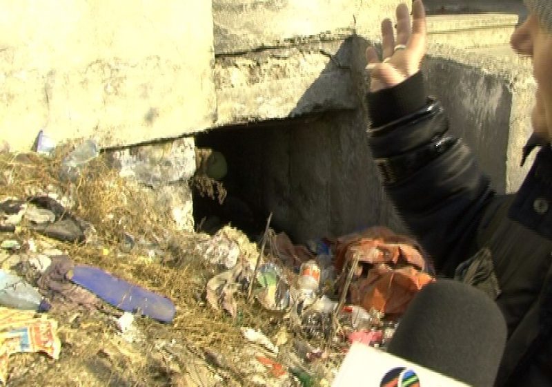 SIGHET: Multe blocuri din Sighetu Marmaţiei au devenit adevărate depozite de gunoaie SIGHET: Multe blocuri din Sighetu Marmaţiei au devenit adevărate depozite de gunoaie