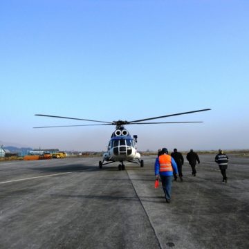 Elicopterul MAI continuă acţiunea de stingere a incendiilor de pe Valea Chiuzbăii şi Valea Şerpoaia