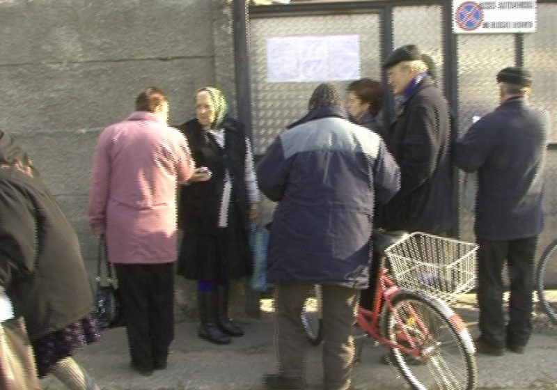 SIGHET: Deşi au fost rugaţi să nu se înghesuie, beneficiarii ajutorului de încălzire stau ore întregi la coadă, îndurând cu stoicism frigul de afară