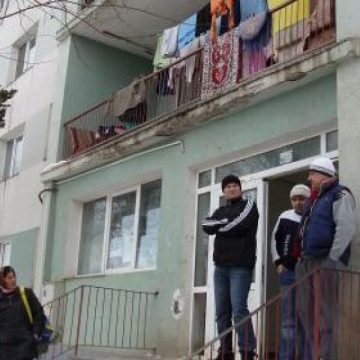 Baia Mare: Razie în blocul 46A de pe strada HOREA. Numeroşi locatari riscă să fie evacuaţi din cauza restanţelor Baia Mare: Razie în blocul 46A de pe strada HOREA. Numeroşi locatari riscă să fie evacuaţi din cauza restanţelor