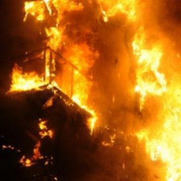 SIGHET: Magazie dezafectată din apropierea Gării CFR Călători Sighet salvată de la incendiu SIGHET: Magazie dezafectată din apropierea Gării CFR Călători Sighet salvată de la incendiu