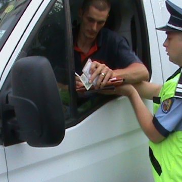 SIGHET: Într-un singur minut, mai mulţi soferi au ignorat un semn de circulaţie pus intr-o intersectie din centrul oraşului SIGHET: Într-un singur minut, mai mulţi soferi au ignorat un semn de circulaţie pus intr-o intersectie din centrul oraşului