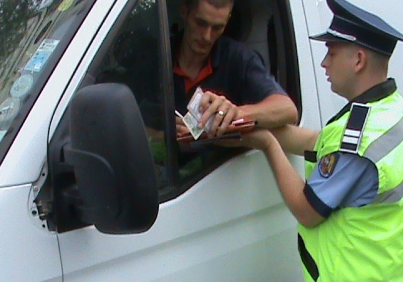 SIGHET: Într-un singur minut, mai mulţi  soferi au ignorat un semn de circulaţie pus intr-o intersectie din centrul oraşului