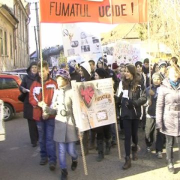SIGHET: Marş al elevilor pe străzile oraşului împotriva fumatului