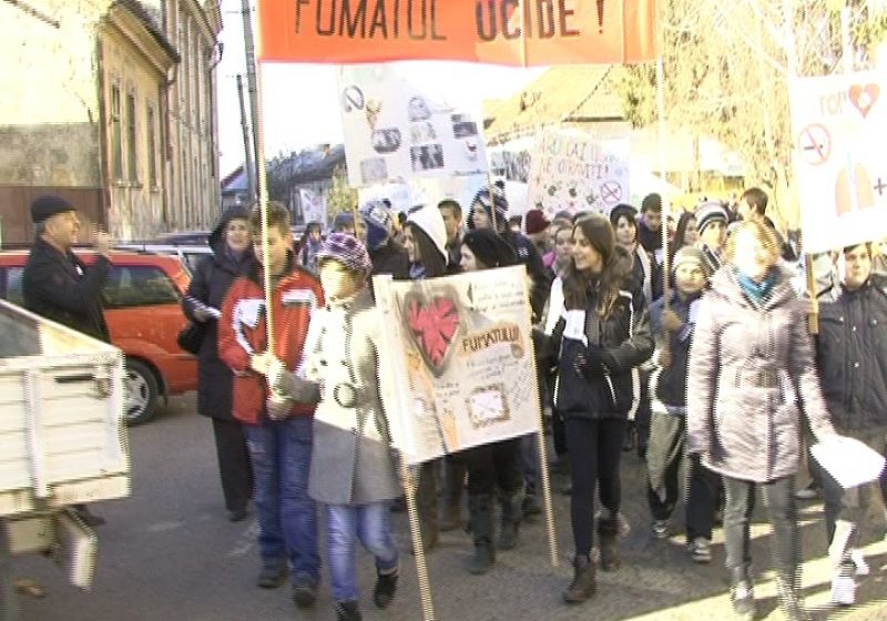 SIGHET: Marş al elevilor pe străzile oraşului împotriva fumatului