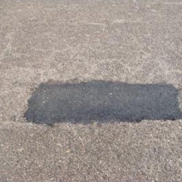 SIGHET: Nici nu s-a turnat bine proaspătul covor asfaltic, că s-a trecut la peticirea lui SIGHET: Nici nu s-a turnat bine proaspătul covor asfaltic, că s-a trecut la peticirea lui