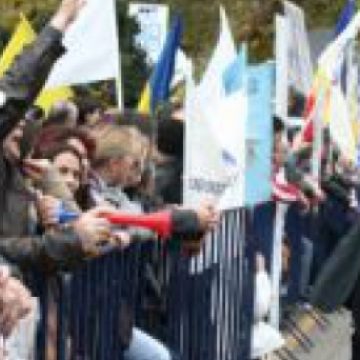 Pensionarii vor ieşi în stradă, nemulţumiţi de decizia guvernului de a nu va majora pensiile în 2012