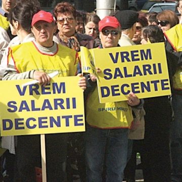 Peste 500 de profesori au pichetat azi Ministerul Educaţiei, iar protestele vor continua şi mâine Peste 500 de profesori au pichetat azi Ministerul Educaţiei, iar protestele vor continua şi mâine