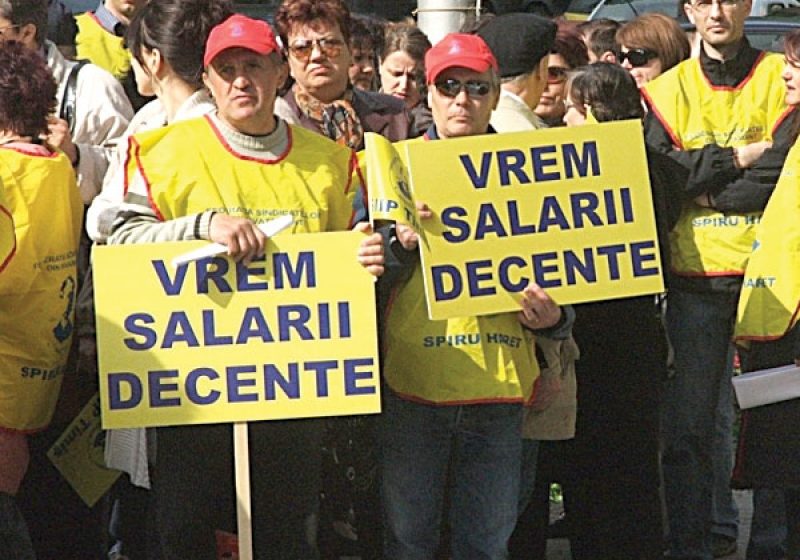 Peste 500 de profesori au pichetat azi Ministerul Educaţiei, iar protestele vor continua şi mâine Peste 500 de profesori au pichetat azi Ministerul Educaţiei, iar protestele vor continua şi mâine