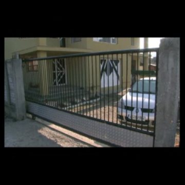 Baia Mare: O fetiţă care se află în plasament la o familie din Baia Sprie a fost rănită de o poartă