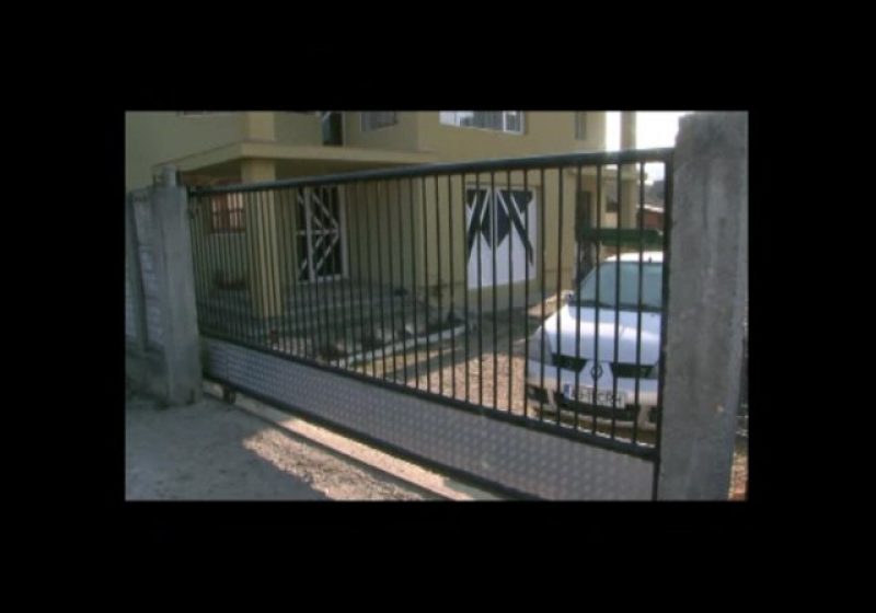 Baia Mare: O fetiţă care se află în plasament la o familie din Baia Sprie a fost rănită de o poartă