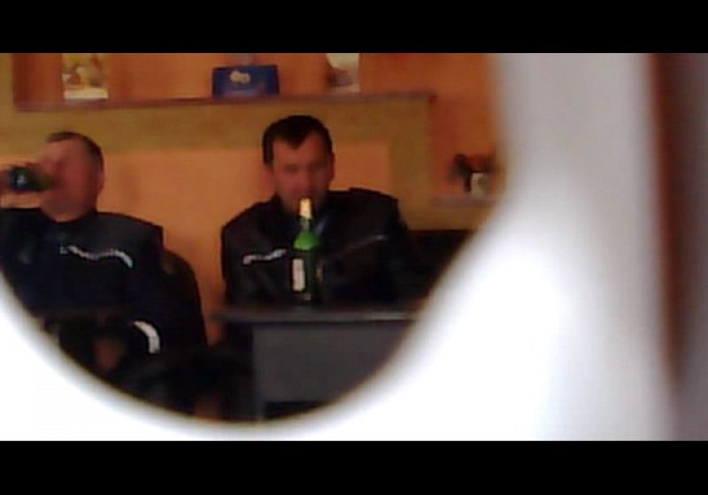 Maramureş: Doi poliţişti surprinşi la bere, într-o crâşmă din Berinţa