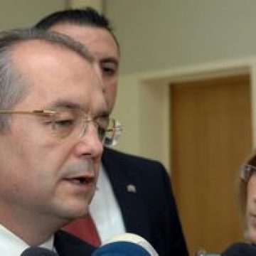 Premierul Boc: Îmi asum, cu preţul demisiei, menţinerea stabilităţii macroeconomice a ţării