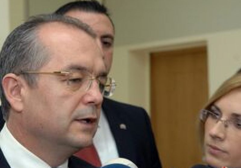 Premierul Boc: Îmi asum, cu preţul demisiei, menţinerea stabilităţii macroeconomice a ţării