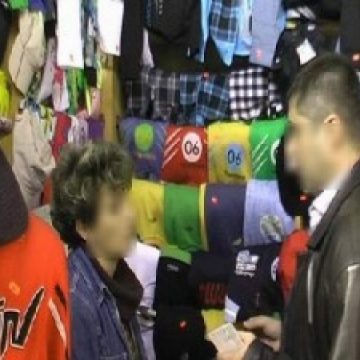 Poliţiştii verifică  magazinele care comercializează produse cu însemnele unor firme de marcă