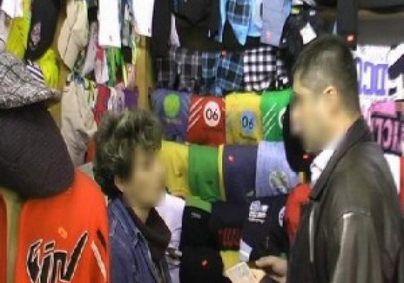 Poliţiştii verifică  magazinele care comercializează produse cu însemnele unor firme de marcă