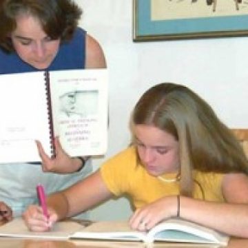 Profesorii vor preda la domiciliu sau la spital, în cazul în care un elev va lipsi mai mult de o lună de la şcoală, pe motiv de boală Profesorii vor preda la domiciliu sau la spital, în cazul în care un elev va lipsi mai mult de o lună de la şcoală, pe motiv de boală