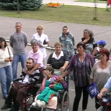 Baia Mare: Preşedintele tuturor maramureşenilor dă asigurări că asistenţii persoanelor cu handicap îşi vor primi salariile restante în această lună. Un alt praf în ochi?