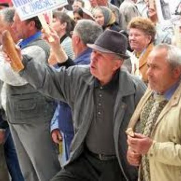Seria protestelor continuă: pensionarii din Maramureş se solidarizează protestelor din capitală