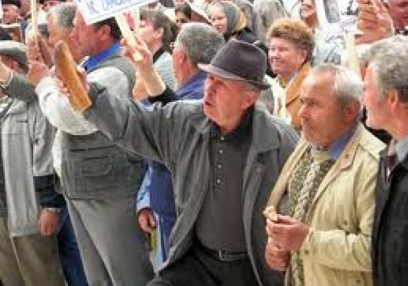 Seria protestelor continuă: pensionarii din Maramureş se solidarizează protestelor din capitală