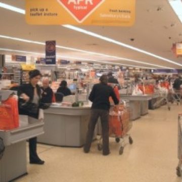 Românii cumpără până şi mâncarea în rate. Cu ce oferte îşi ademenesc magazinele clienţii