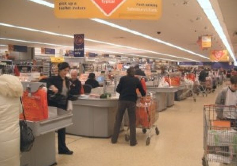 Românii cumpără până şi mâncarea în rate. Cu ce oferte îşi ademenesc magazinele clienţii